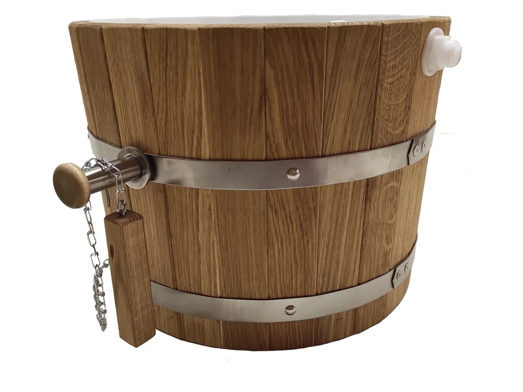 Ducha de cubo de madera con aros metálicos y tirador de cadena